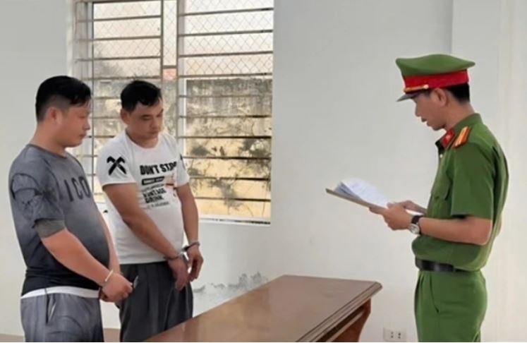 Bắt 2 đối tượng giả danh công an xông vào tụ điểm đánh bạc cướp tài sản