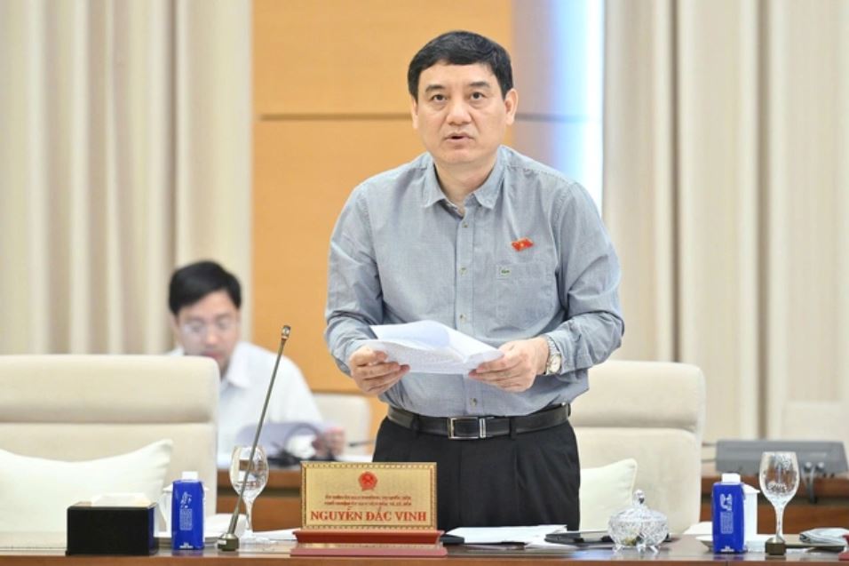 Đề nghị nghiên cứu từng bước miễn phí sách giáo khoa cho học sinh