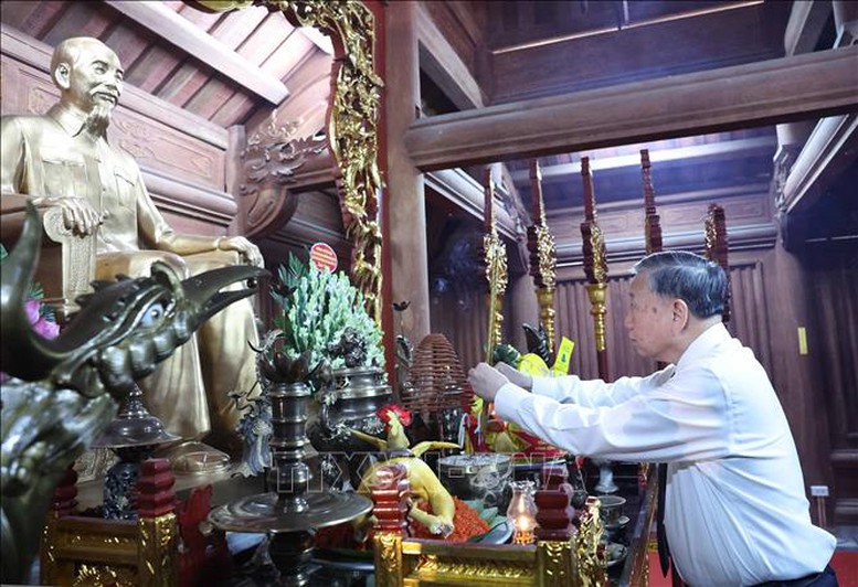 Tổng Bí thư Tô Lâm dâng hương tưởng niệm các vị tiền bối cách mạng tại Tuyên Quang