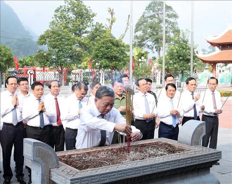 Tổng Bí thư Tô Lâm dâng hương tưởng niệm các vị tiền bối cách mạng tại Tuyên Quang