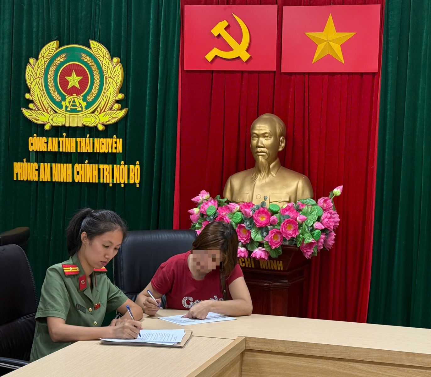 Xử lý người phụ nữ xúc phạm lực lượng chức năng liên quan đến vụ lao xe vào chốt bảo vệ A80