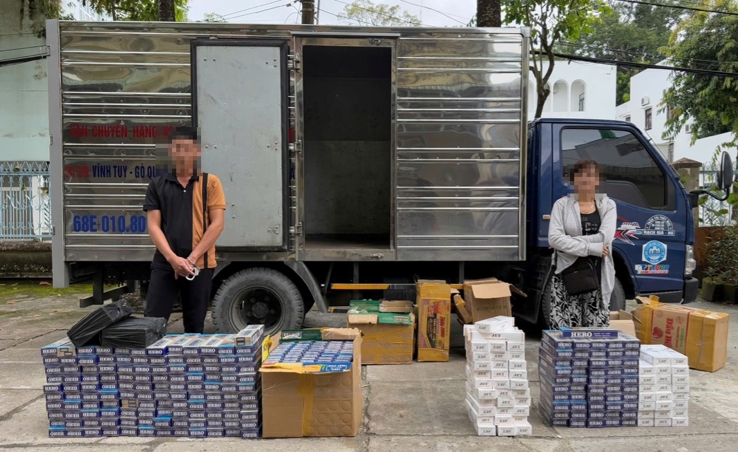 Bắt quả tang 2 đối tượng có hành vi tàng trữ mua bán hàng cấm