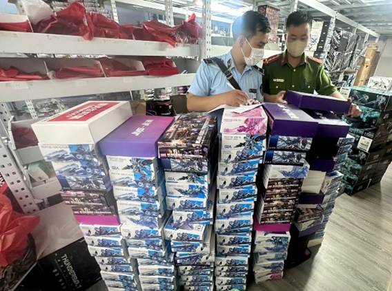 Hà Nội: Phát hiện cơ sở kinh doanh đồ chơi nhập lậu