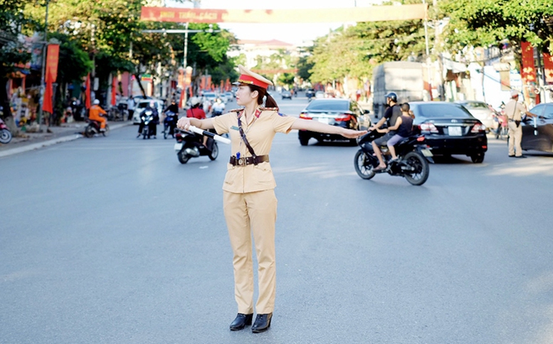 Đang điều tiết giao thông, CSGT tránh dừng xe để kiểm soát, xử lý vi phạm