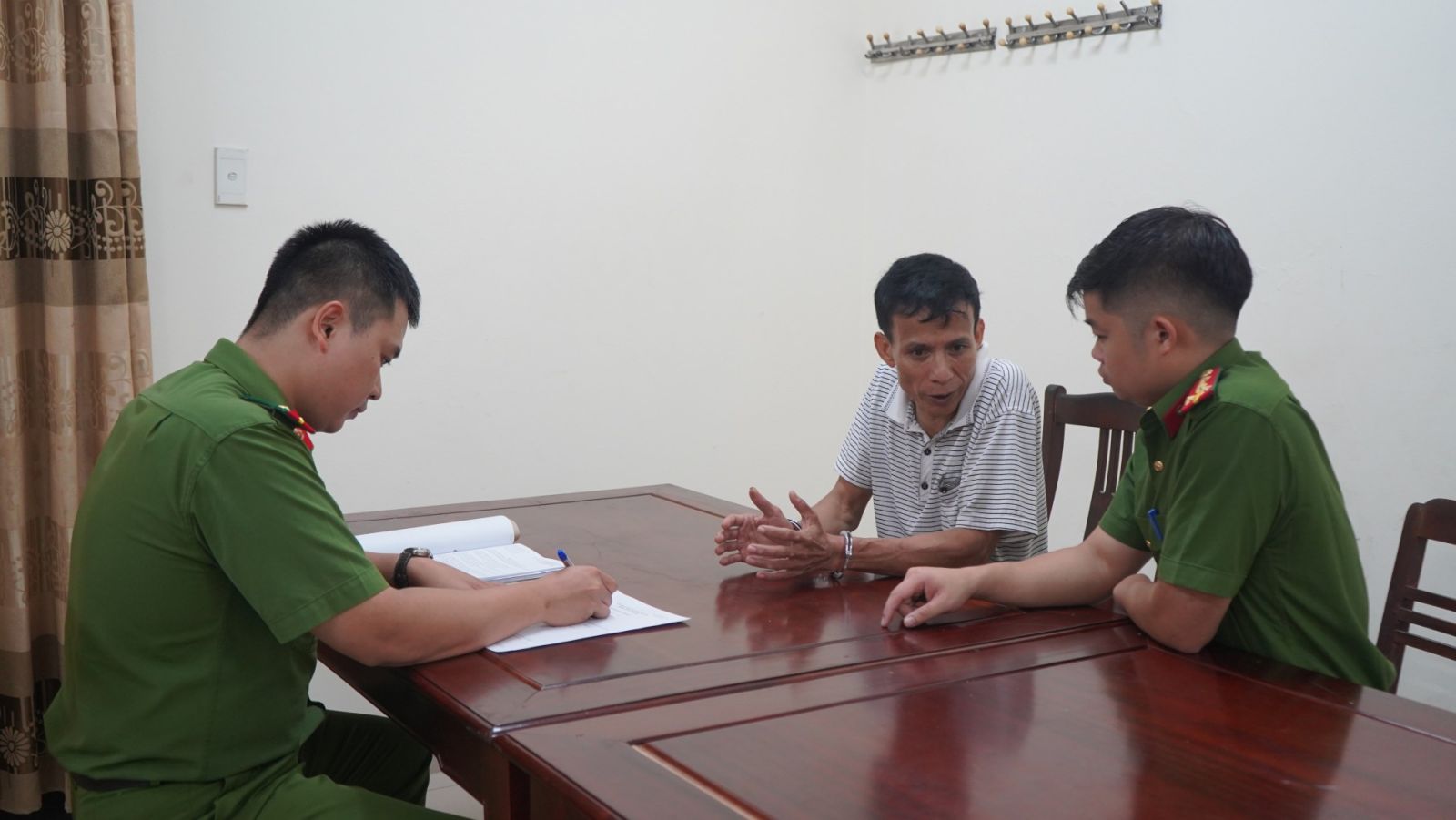 Bắt tạm giam 2 đối tượng xâm phạm lợi ích của Nhà nước