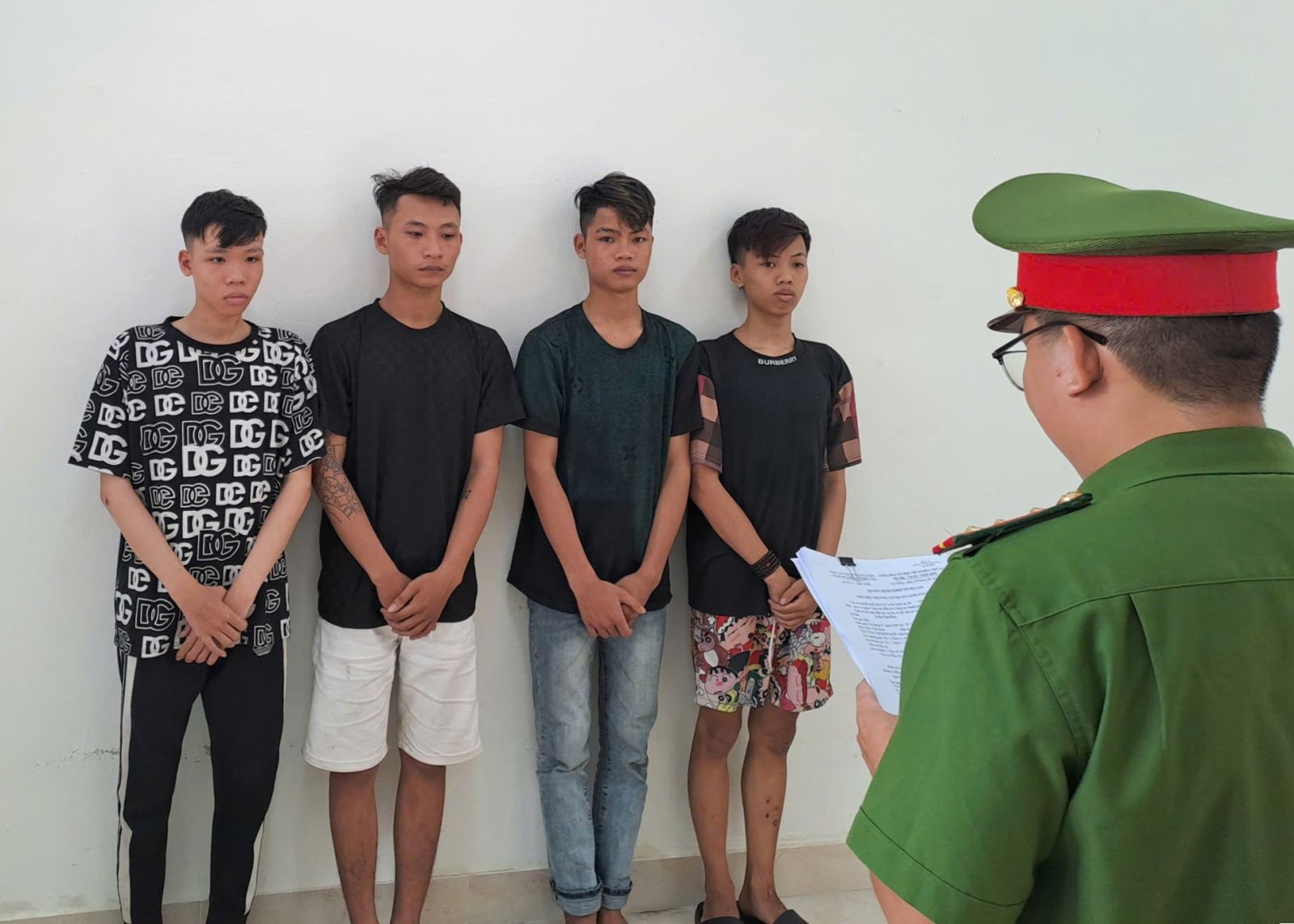 Bắt tạm giam 4 đối tượng mang theo hung khí tìm người đi đường để đánh