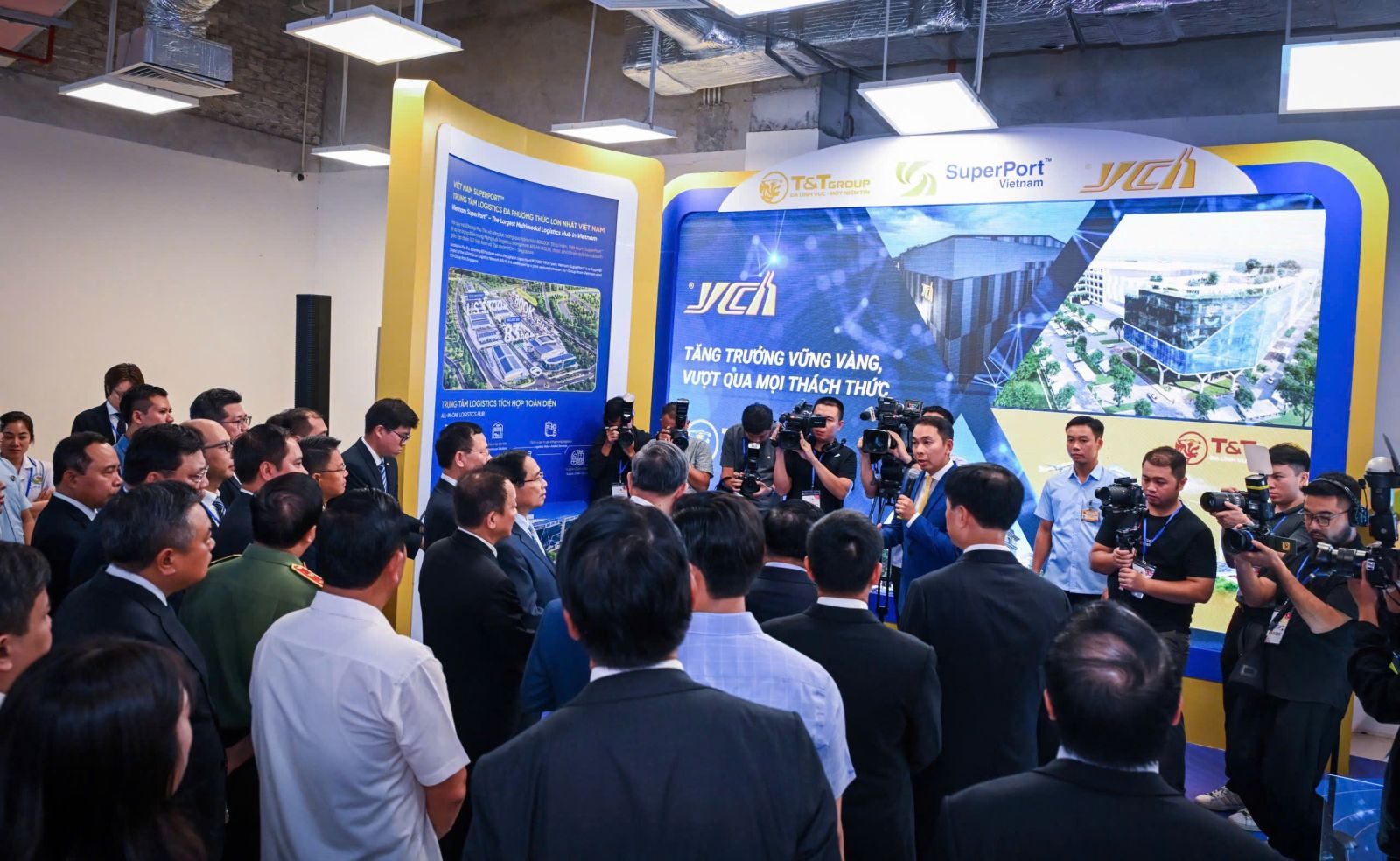 Tiếp tục đẩy mạnh ứng dụng AI, ‘siêu cảng’ Việt Nam SuperPort™ của T&T Group gây ấn tượng mạnh tại VIIE 2025