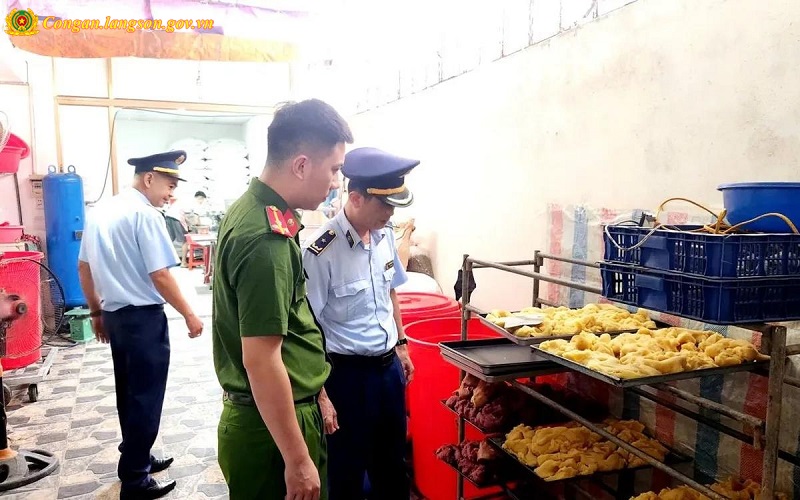 Một cơ sở sản xuất bánh trung thu bị xử phạt vì vi phạm vệ sinh an toàn thực phẩm