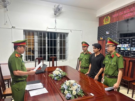 Bắt tạm giam nhân viên giao hàng tham ô tài sản