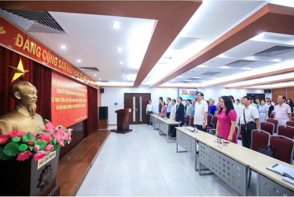 Hội Luật gia Việt Nam ủng hộ đồng bào vùng bão lũ, trao tặng huy hiệu Đảng cho đảng viên ưu tú