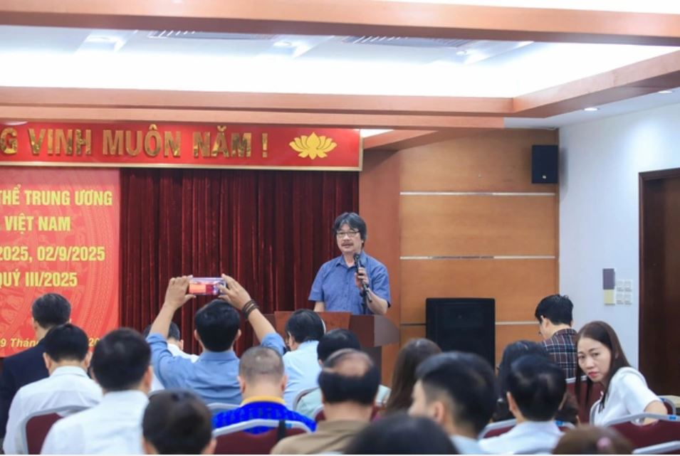 Hội Luật gia Việt Nam ủng hộ đồng bào vùng bão lũ, trao tặng huy hiệu Đảng cho đảng viên ưu tú