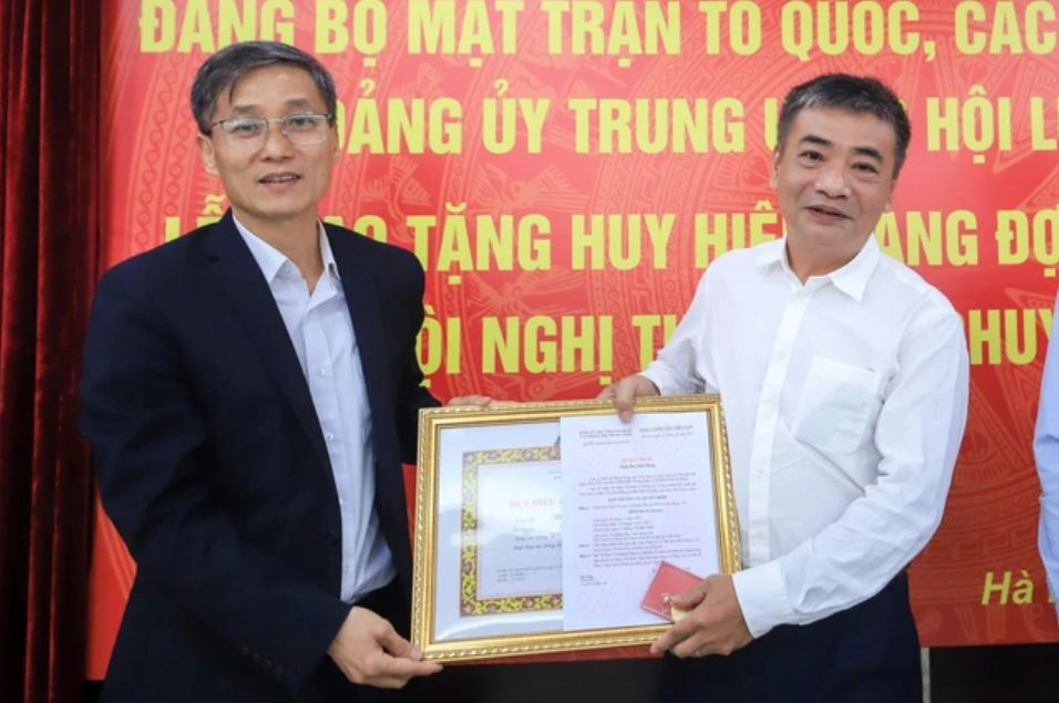 Hội Luật gia Việt Nam ủng hộ đồng bào vùng bão lũ, trao tặng huy hiệu Đảng cho đảng viên ưu tú