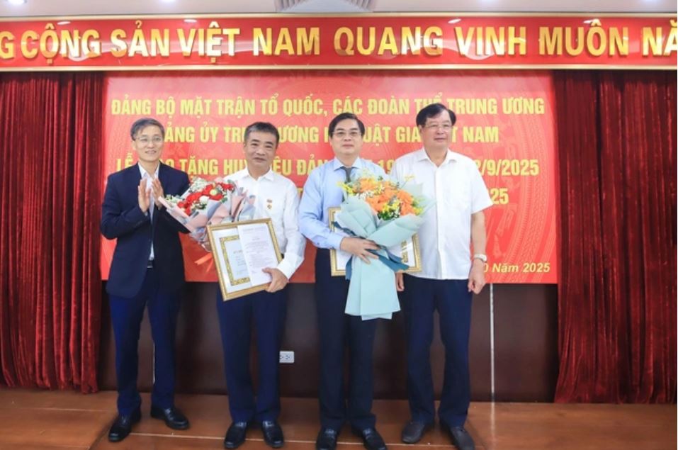 Hội Luật gia Việt Nam ủng hộ đồng bào vùng bão lũ, trao tặng huy hiệu Đảng cho đảng viên ưu tú