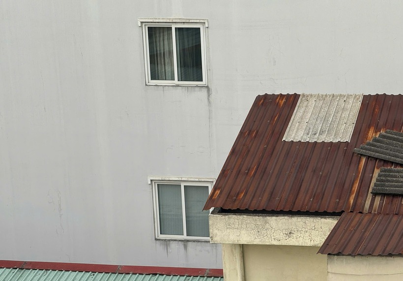 Đã xây hết đất, có được trổ cửa sổ sang nhà hàng xóm?