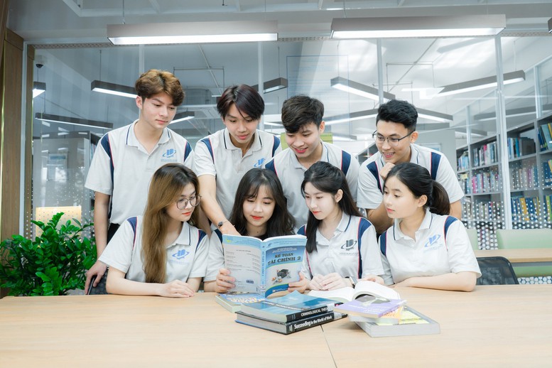 Bộ GD&ĐT tạm hoãn sắp xếp trường đại học, nghề nghiệp để chờ đề án mới