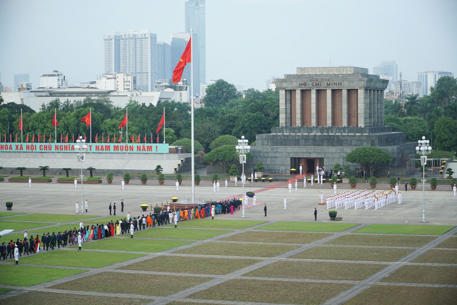 Lãnh đạo Đảng, Nhà nước và các ĐBQH vào Lăng viếng Chủ tịch Hồ Chí Minh