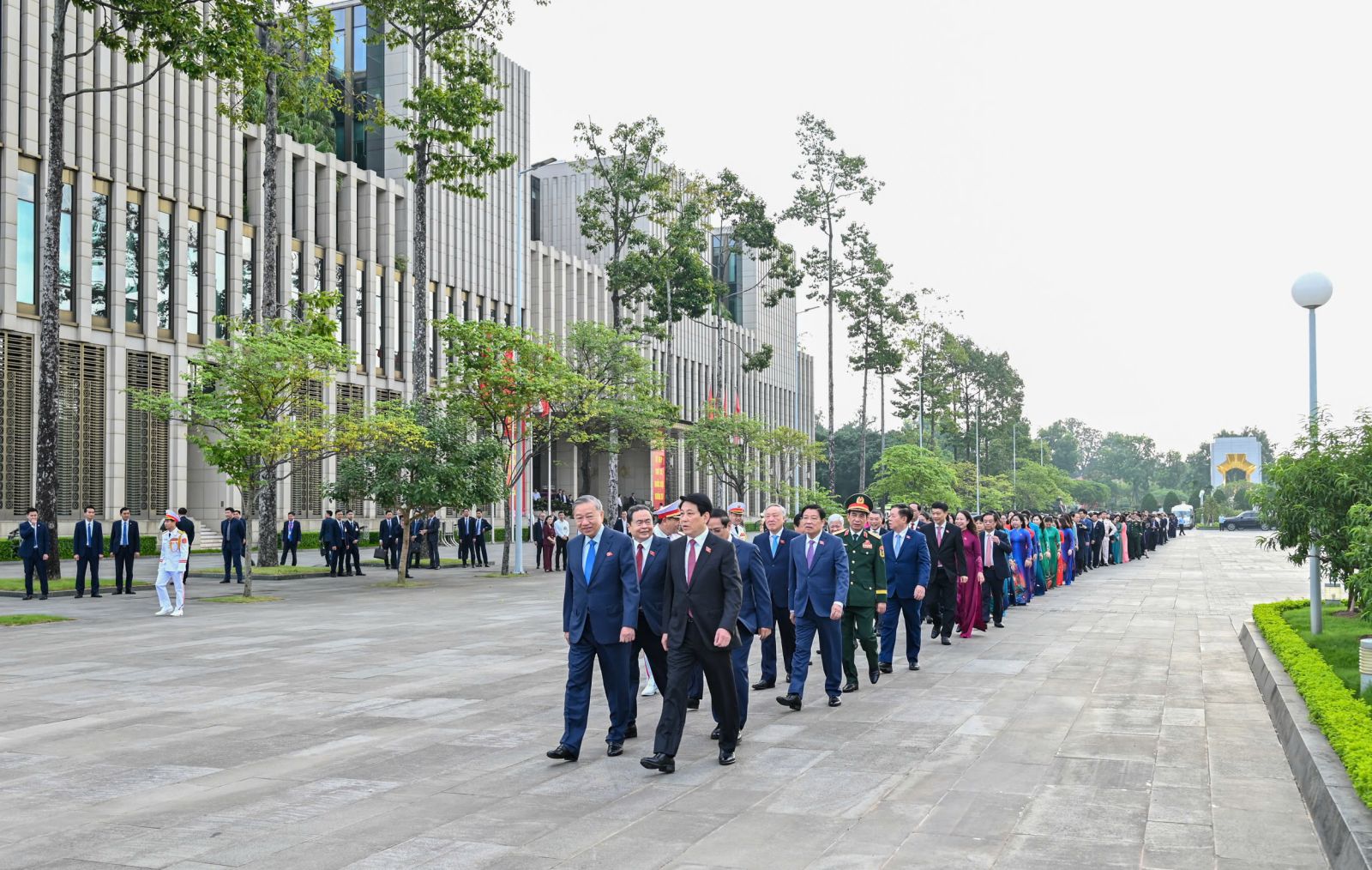 Lãnh đạo Đảng, Nhà nước và các ĐBQH vào Lăng viếng Chủ tịch Hồ Chí Minh