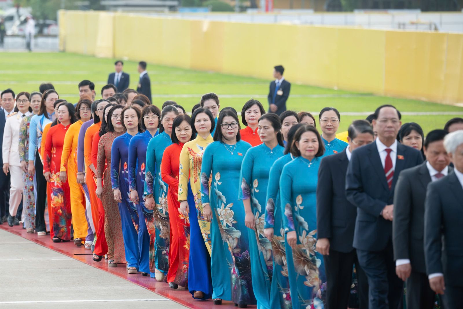 Lãnh đạo Đảng, Nhà nước và các ĐBQH vào Lăng viếng Chủ tịch Hồ Chí Minh