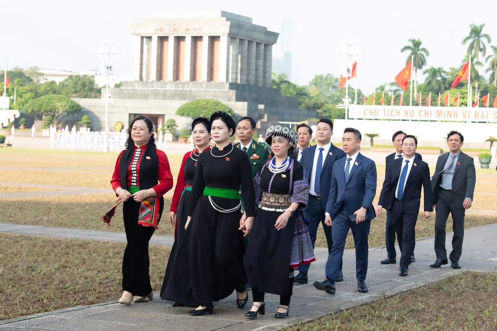 Lãnh đạo Đảng, Nhà nước và các ĐBQH vào Lăng viếng Chủ tịch Hồ Chí Minh