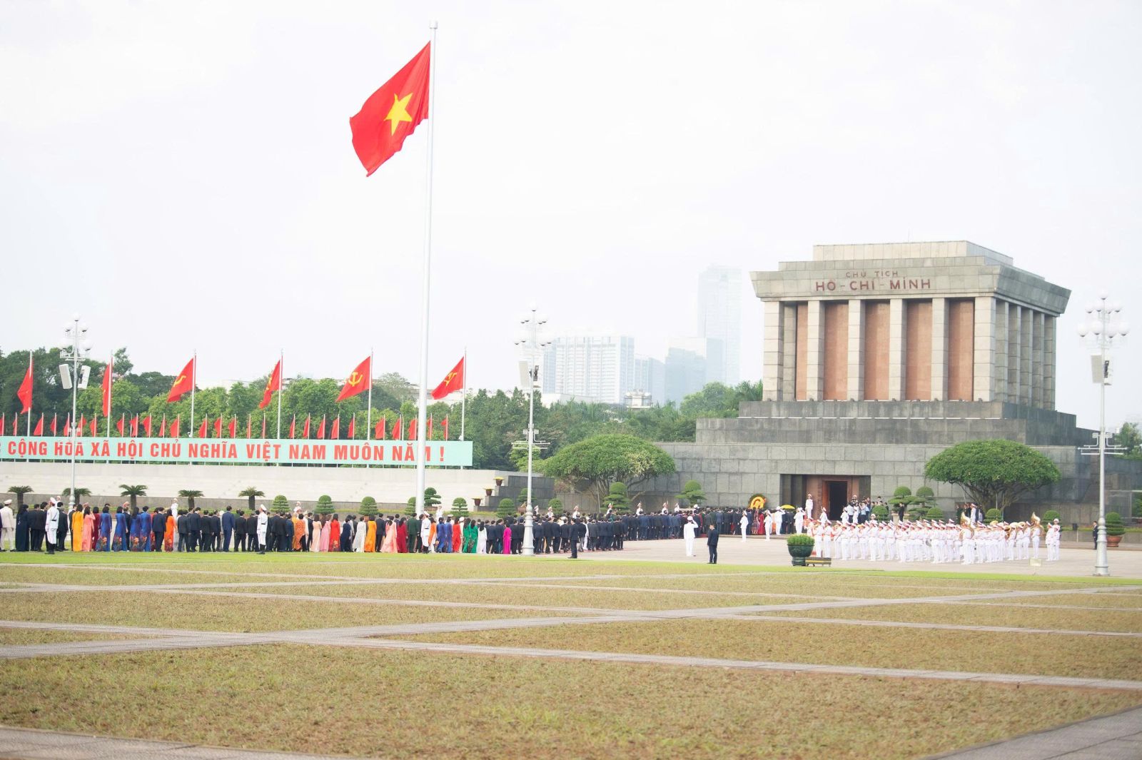 Lãnh đạo Đảng, Nhà nước và các ĐBQH vào Lăng viếng Chủ tịch Hồ Chí Minh