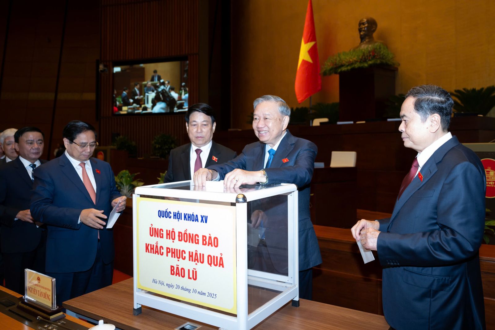 Lãnh đạo Đảng, Nhà nước và các ĐBQH vào Lăng viếng Chủ tịch Hồ Chí Minh