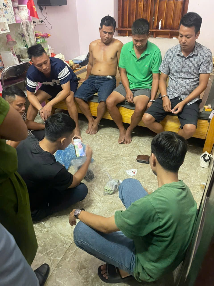 Bắt quả tang 5 đối tượng đánh bạc ở Phú Thọ