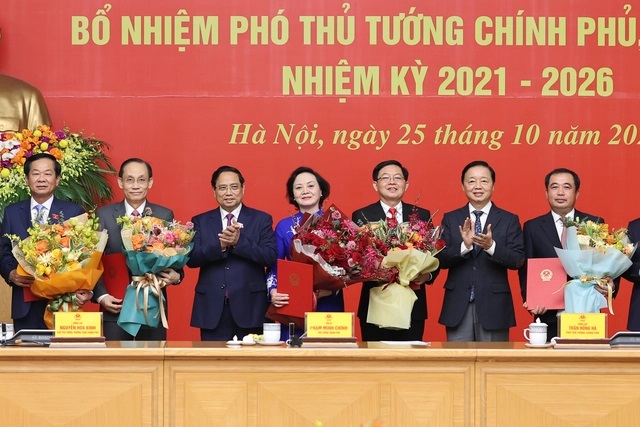 Thủ tướng trao quyết định bổ nhiệm và giao nhiệm vụ cho 2 Phó Thủ tướng, 3 Bộ trưởng
