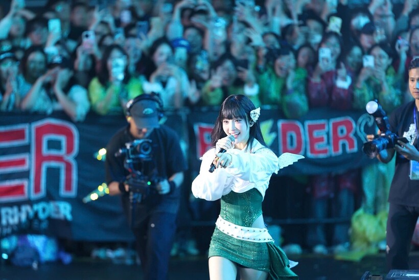 Ngàn khán giả đội mưa, 'quẩy hết mình' trong đêm nhạc VPBank Prime Night có RHYDER, Hà Nhi