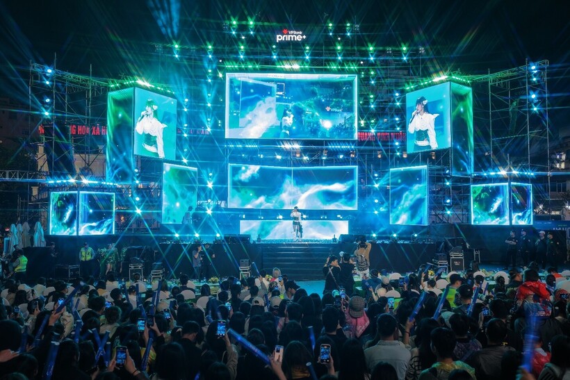 Ngàn khán giả đội mưa, 'quẩy hết mình' trong đêm nhạc VPBank Prime Night có RHYDER, Hà Nhi