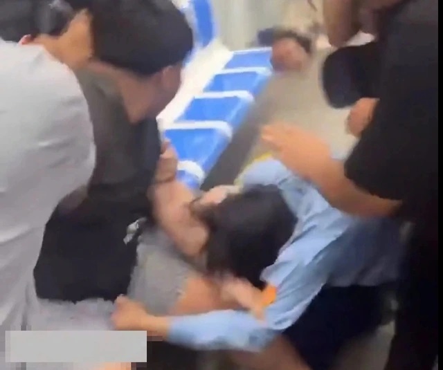 Khởi tố đối tượng hành hung bảo vệ trên tàu Metro số 1