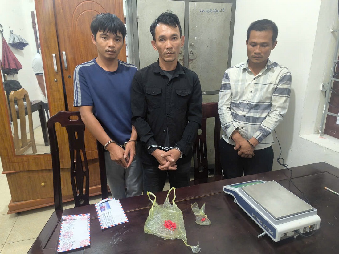 Bắt quả tang 3 đối tượng tàng trữ ma túy để sử dụng
