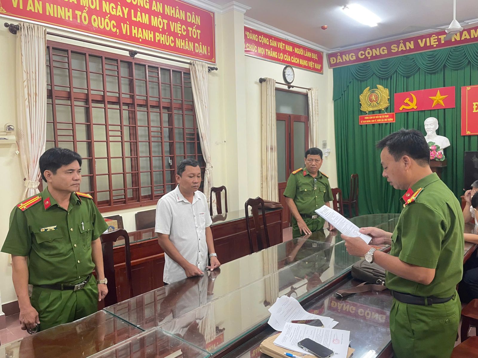 Bắt tạm giam 1 giám đốc đưa thông tin gian dối, chiếm đoạt tiền của khách hàng