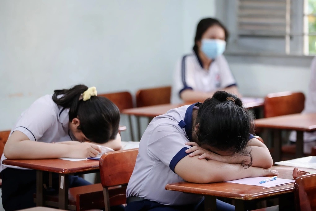 Từ 15/12, phụ huynh cưỡng ép con học tập quá sức bị phạt tới 10 triệu đồng