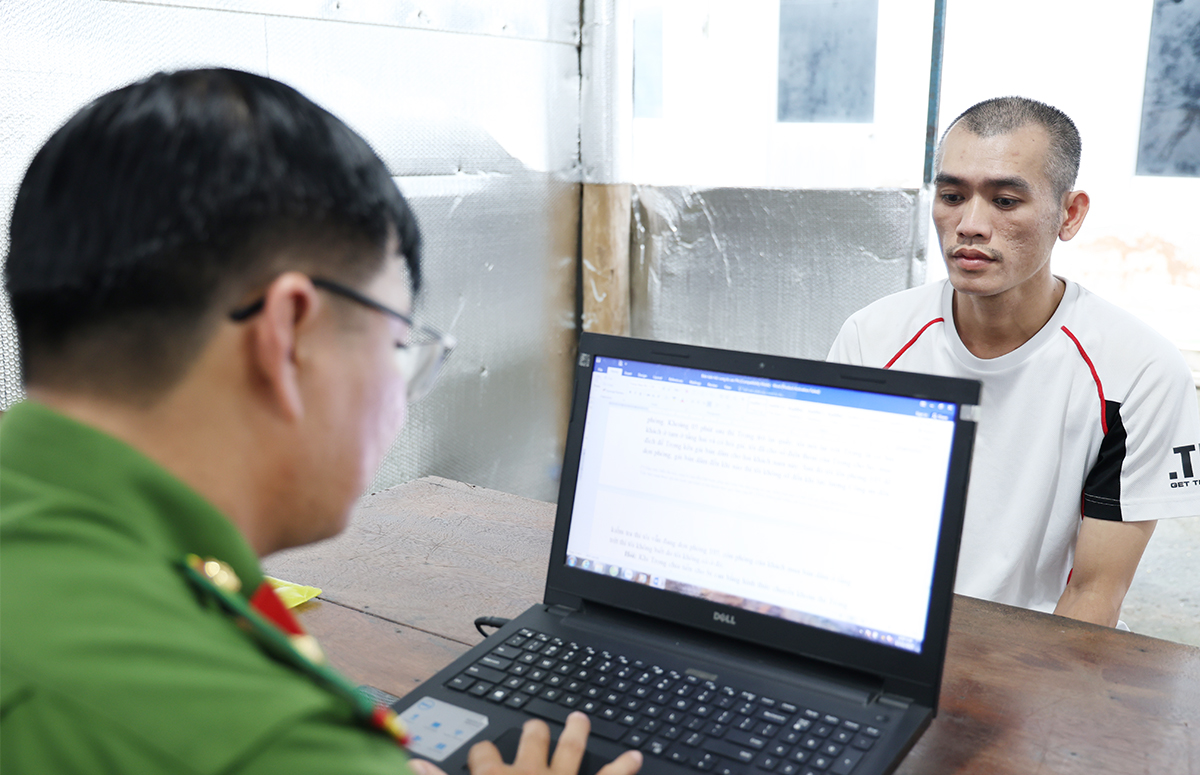 Bắt tạm giam quản lý và nhân viên nhà nghỉ chứa mại dâm