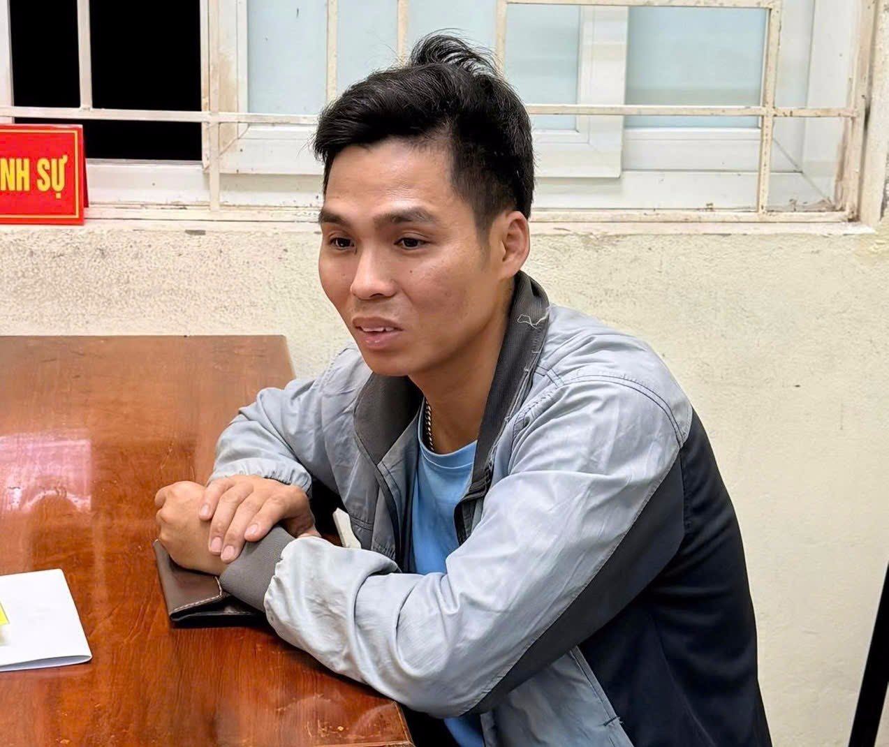 Tạm giữ tài xế xe tải lao xe vào cảnh sát giao thông để bỏ chạy khi bị kiểm tra