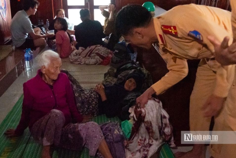 Hộp cơm trong lũ