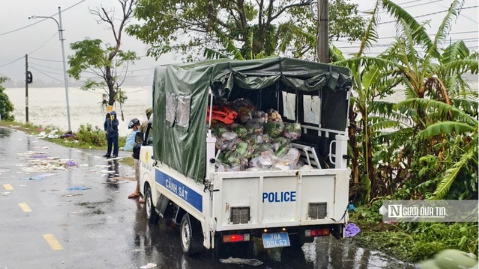 Hộp cơm trong lũ