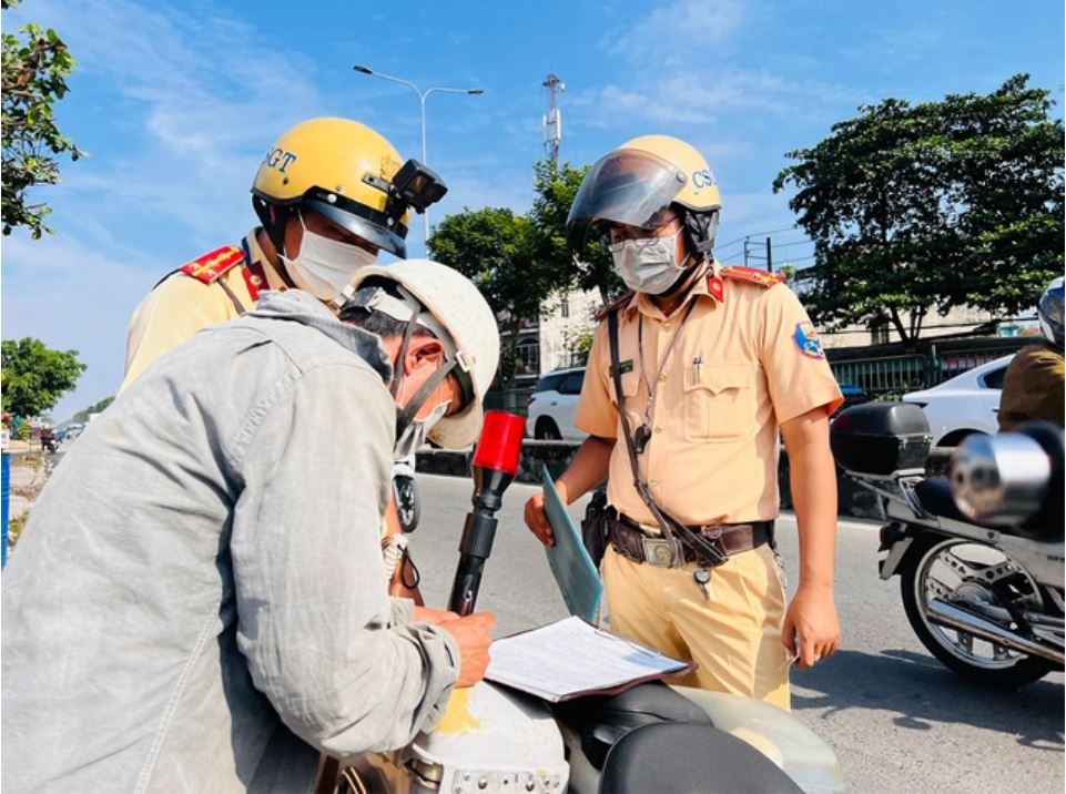 Quy định mới: Cá nhân vi phạm hành chính có thể bị cưỡng chế khấu trừ 30% lương và 50% thu nhập