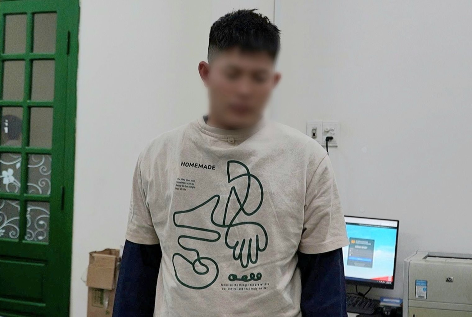 Bắt khẩn cấp người cha ôm 2 con nhỏ nhảy cầu tự tử