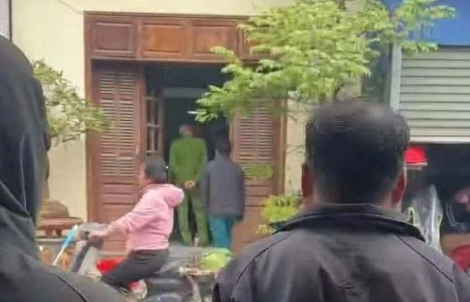 Phát hiện 2 người đàn ông tử vong trong tư thế quỳ ở Hà Nội