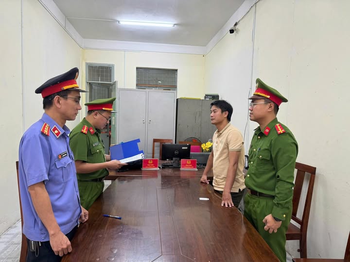 Bắt tạm giam giám đốc tổ chức khai thác khoáng sản trái phép