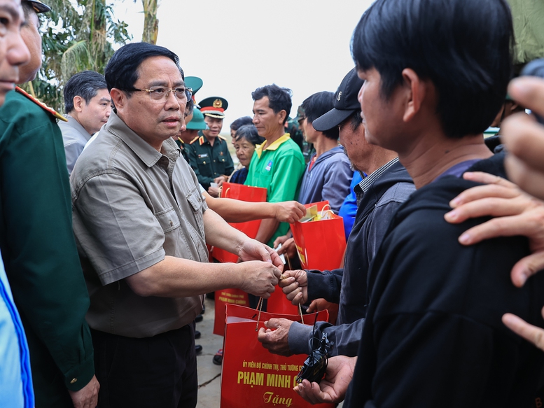 Khẩn trương khắc phục hậu quả do lũ lụt, nhanh chóng khôi phục sản xuất, ổn định đời sống Nhân dân