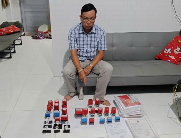 Tạm giữ đối tượng làm giả con dấu, tài liệu của cơ quan, tổ chức