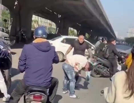 Tạm giữ hình sự tài xế đánh người sau va chạm giao thông