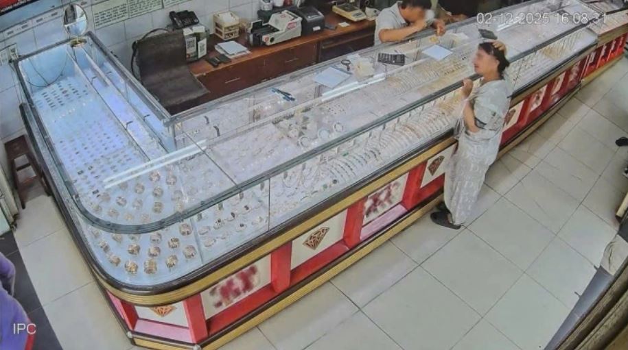 Tạm giữ người giúp việc trộm vàng của chủ nhà giấu trong bồn vệ sinh