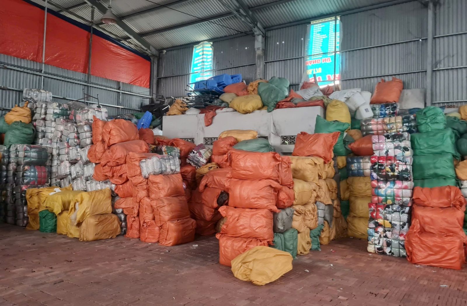 Phát hiện hơn 94 tấn quần áo cũ không rõ nguồn gốc ở Hải Phòng