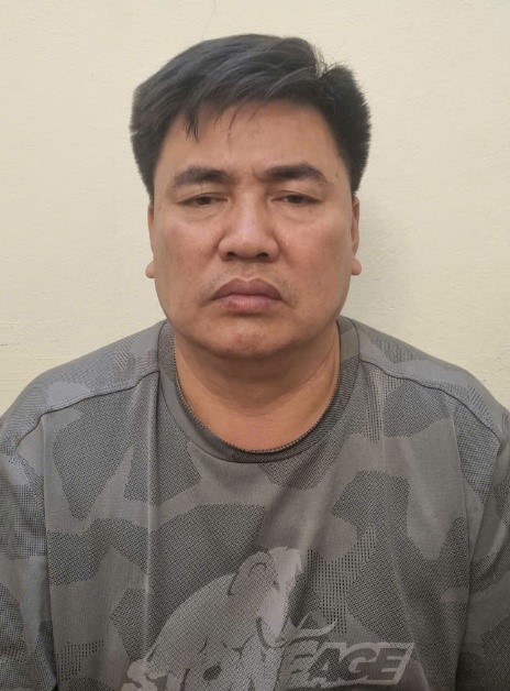 Tạm giữ hình sự đối tượng đẩy ngã Cảnh sát giao thông vào đầu xe tải