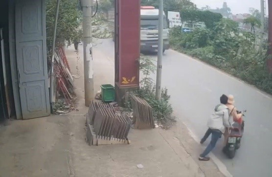 Tạm giữ hình sự đối tượng đẩy ngã Cảnh sát giao thông vào đầu xe tải