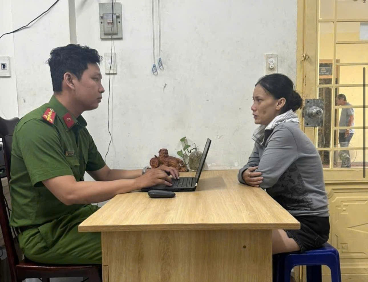 Bắt người mẹ dẫn con 9 tuổi đi lột bông tai vàng của bé gái ở TP.HCM