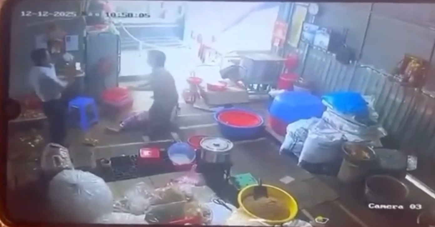 Người đàn ông dùng dao đâm vợ 'hờ' rồi tự sát